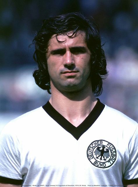 Gerd Müller, Gerd Muller, Football Messi, Albanian Culture, English Football League, Cr7 Ronaldo, Best Football Players, Fc Bayern Munich, Steven Gerrard