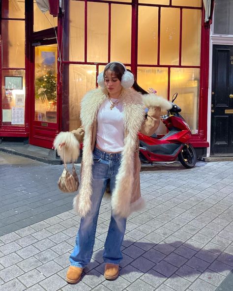 Evie Clark (@lovevie) posted on Instagram • Dec 18, 2021 at 4:34pm UTC Fur Trim Coat Outfit, Y2k Fur Coat, Fur Outfit, Fur Coat Outfit, Book Fashion, Fur Trim Coat, Coat Outfit, Trim Jacket, Winter Fits