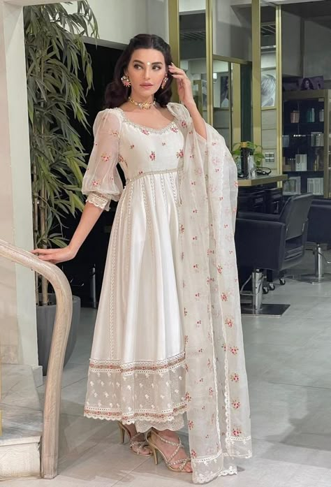 Traditional Indian Dress, Casual Indian Fashion, Desi Fashion Casual, Pakistani Fancy Dresses, Pakistani Dresses Casual, Beautiful Pakistani Dresses, Salwar Kamiz, Indian Dresses Traditional, Traditional Indian Outfits