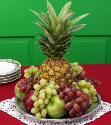 Hop Decorations, Pineapple Centerpiece, Table Decoration Ideas, Food Bouquet, Fruit Centerpieces, Christmas Dinner Table, Sock Hop, Autumn Ideas, Fruit Decorations