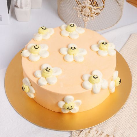 Smiley Face Flower Cake, Smiley Face Daisy Cake, Happy Face Birthday Cake, Simple Cute Cake Designs, Smile Face Cake, Orange Colour Cake, Preppy Cakes Birthday, Smiley Face Birthday Cake, Orange Color Cake