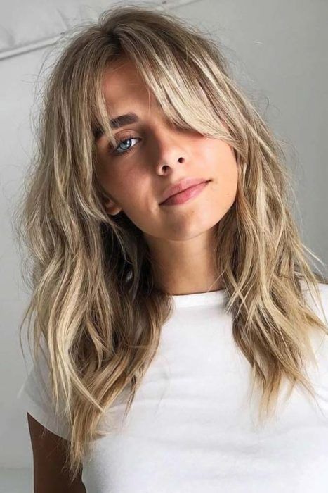 Decidir un nuevo corte de cabello, tinte o balayage, nunca es sencillo, pues hay cortes que por la forma de nuestra cara no nos son favorecedores; sin embargo, hay otros que por su versatilidad le van bien a cualquier chica, y ese es el estilo shag. Shag o shaggy es un corte que no tiene una […] French Hairstyles, Long Fringe Hairstyles, Medium Length Hair With Bangs, Layered Hairstyles, Haircut Styles, Wavy Hairstyles, Frontal Hairstyles, Watercolor Ideas, Side Bangs