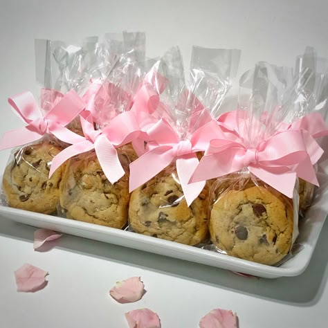 Snack Bar Ideas Birthday Party, Cookie Baby Shower Favors, Brunch Goodie Bag Ideas, Cute Packaging For Baked Goods, Cute Food Packaging Ideas, Cute Food Boards, Pink Birthday Party Favors, Pink And Gold Treats, Pink Sweet Treats