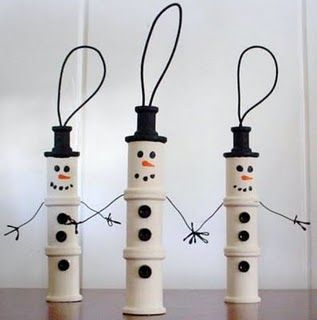 Spool Snowman Ornament-  AWESOME!!  i have spools and this is a great fun activity for December! Pill Bottle Crafts, Christmas Ornaments Diy Kids, Wooden Spool Crafts, Diy Snowman Ornaments, Diy Schneemann, Spool Crafts, Kids Christmas Ornaments, Fun Ornaments, Navidad Diy