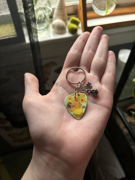 Song Keychain Diy, Gift Ideas For Musicians Boyfriends, Gifts For Musicians Boyfriend, Guitar Accessories Gifts, Simple Keychain Ideas, Diy Keychain Charms, Diy Keychain Ideas How To Make, Guitar Gifts For Him, Diy Guitar Pick