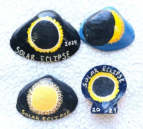 Full Solar Eclipse Painted Rocks and Seashell Designs Painted Seashells, Movie Crafts, Christmas Craft Projects, Acrylic Paint Pens, Acrylic Craft Paint, Farm Stand, Beach Crafts, Solar Eclipse, Travel Beauty