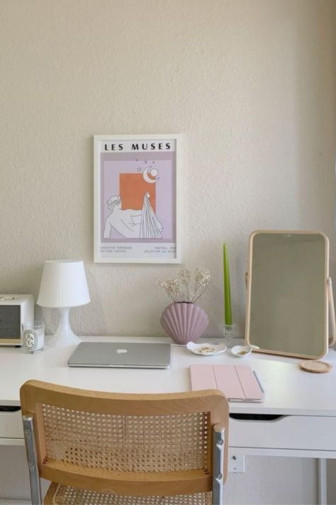 Minimalist desk setups are not only aesthetically pleasing, but the lack of clutter can do wonders when it comes to staying focused. In today’s post, I’m sharing minimalist desk setups ideal for a college student looking to put together the perfect workspace in their dorm room or other small space. I’ve included ideas with a variety of different aesthetics and I'm sharing my best tips and finds to recreate these desk setups! Tap or click to keep reading. Simple Desk Decor, Small Study Desk, Dorm Desk Decor, Study Desk Organization, Apartment Desk, Dorm Room Desk, Minimalist Bedroom Ideas, Minimal Desk, Dorm Desk