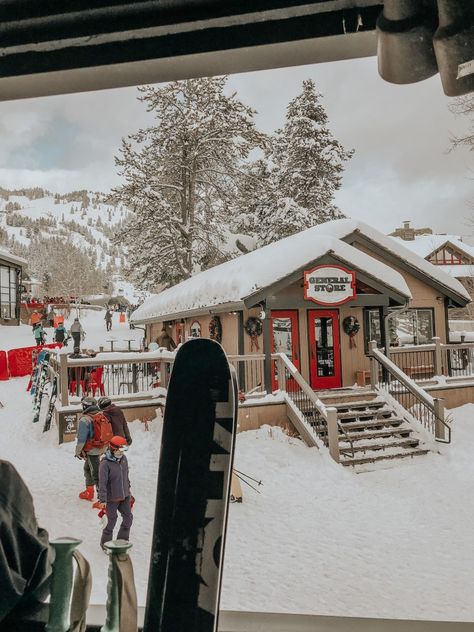 Jackson Hole Christmas, Jackson Hole Wyoming Winter, Jackson Hole Wyoming Winter Itinerary, Wyoming Winter, Seasons Aesthetic, Jackson Hole Vacation, Jackson Hole Wyoming Skiing, Jackson Hole Winter, Wyoming Trip