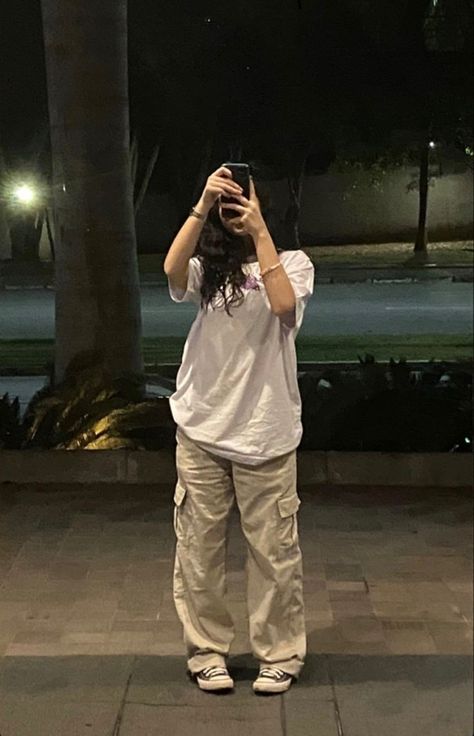 Sweetwear Outfit, Clothes On People, Desain Editorial, Cargo Pants Outfit, Baggy Clothes, Trendy Outfits For Teens, Tomboy Outfits, Tomboy Style Outfits, Streetwear Fashion Women