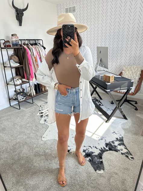 Hamptons Theme Party, Hampton Outfits, Denim Shorts Outfit Casual, Hamptons Outfit Summer, Bbq Outfit Ideas Summer, Hamptons Aesthetic Outfits, Bbq Outfit Ideas, Gladiator Sandals Outfit, Summer Bbq Outfit