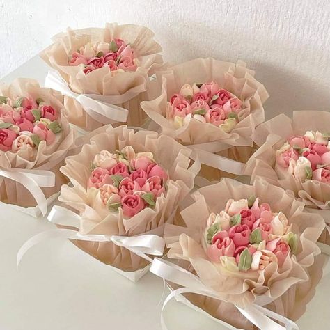 Tulip Cake, Cupcake Flower Bouquets, Cupcakes Flores, Garden Cupcakes, Cake Bouquet, Diy Bouquet Wrap, Cupcake Cake Designs, Floral Cupcakes, Simple Cake Designs