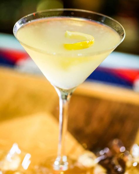 Limoncello Martini Lemoncello Martini, Pins Colada, Limoncello Martini, Prosecco Cocktail Recipes, Lemon Martini, Limoncello Cocktails, Spicy Candy, Limoncello Recipe, Cocktail Drinks Alcoholic