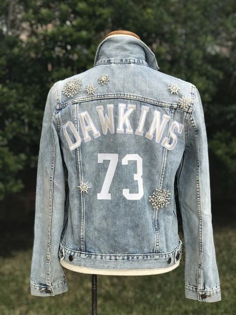 Jean Jacket Design, Black Jacket Outfit, Custom Jean Jacket, Winter Leather Jackets, Custom Denim Jacket, Jeans Outfit Winter, Jacket Outfit Women, Jean Jacket Outfits, Painted Jacket