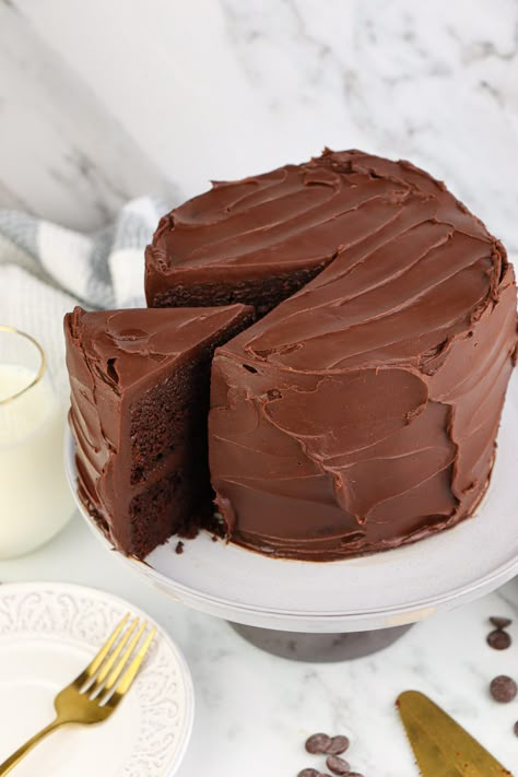 Fudge Cake Filling, Choc Fudge Cake, Fudge Chocolate Cake, 2 Layer Cake, Cold Chocolate, Chocolate Fudge Cake Recipe, Choc Fudge, Fudge Cake Recipe, Uk Chocolate