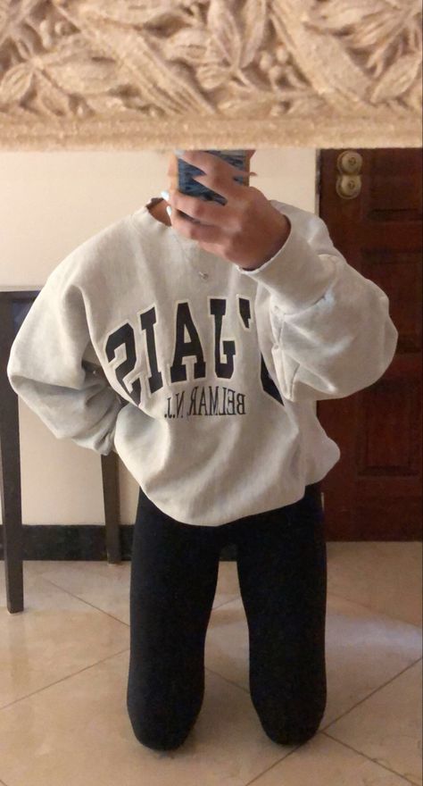 girl in large grey oversized crew neck rutgers college sweatshirt that says d’jais belmar NJ new jersey and plain black lululemon leggings. she is kneeling in front of a mirror with a beige cream frame and taking a mirror selfie with a phone with a blue case without any flash. super cute outfit inspo inspiration photo Selfie Ideas With Hoodie, Hoodie Selfie Instagram, Hoodie Mirror Selfie Aesthetic, How To Take Gym Mirror Pics, Mirror Selfie After Workout, Black Lululemon Leggings, Mirror Selfie Aesthetic, Fun Poses, Outfit Grey