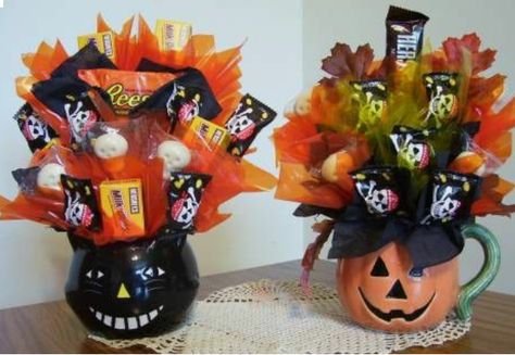 Candy Arrangements, Halloween Gift Baskets, Halloween Teacher Gifts, Halloween Baskets, Candy Crafts, Teachers Halloween, Halloween Goodies, Candy Bouquet, Halloween Deco