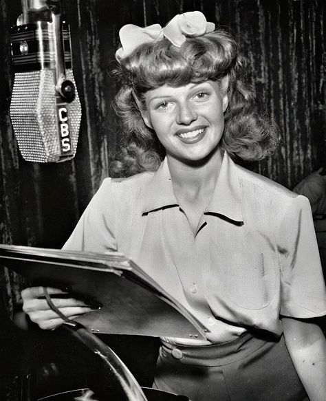 #😍 Rita Hayworth #🥰 #ritahayworth #radio #cbs #1940s #amazingbeauty #💝 Rita Cansino, Old Hollywood Glam, Partner Dance, Rita Hayworth, Hollywood Fashion, 1940s Fashion, Vintage Hollywood, Celebrity Hairstyles, Classic Beauty