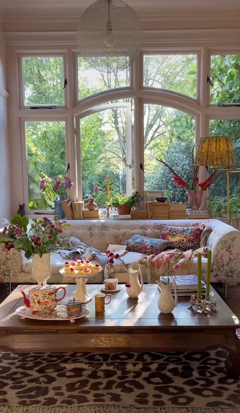 Whimsical Living Rooms, Whimsical House Interior Living Room, Tea Room Interior Design, Whimsical Cottage Interior, Relaxed Maximalism, Whimsical Home Interior, Whimsical House Interior, Cottage Whimsical, Whimsical Living Room