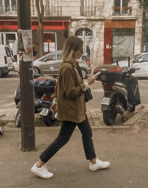 French Style Sneakers, French Sneakers Outfit, Veja Sneakers Outfit Women Summer, Veja Street Style, White Sneakers Outfit 2023, Veja Sneakers Outfit Summer, Parisian Sneakers, Veja Sneakers Outfit Women, French Street Style Summer