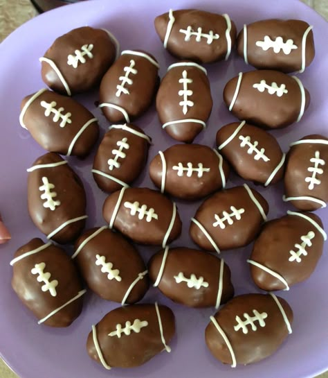 Oreo Balls Football, Oreo Ball Footballs, Football Oreo Balls, Football Truffles, Oreo Football, Football Desserts, Tailgate Treats, Football Foods, Cookie Truffles