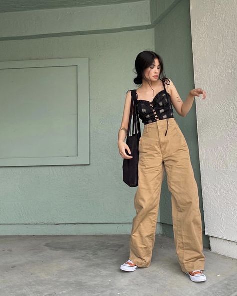 Brown Wide Leg Pants Outfit, Grunge Outfits Winter, Brown Pants Outfit, Outfit Ideas September, Mustard Pants, Wide Leg Pants Outfit, Cargo Pants Outfit, Clothing Outfit Ideas, Brown Pants