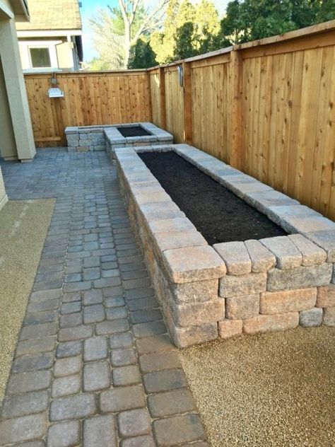 Brick Raised Garden Beds, Brick Raised Beds, Brick Flower Bed, Diy Raised Garden Bed, Brick Planter, Outdoor Decorating Ideas, Garden Pavers, Stone Landscaping, Brick Garden