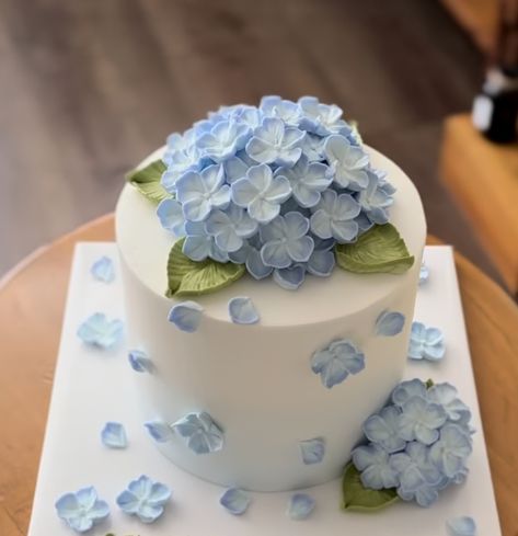 Entremet Cake, Hydrangea Cake, Flower Cake Design, Buttercream Flower Cake, Beautiful Cake Designs, Mini Cakes Birthday, Creative Cake Decorating, Traditional Cakes, Simple Birthday Cake