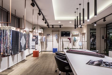 A Look Inside Elissa Stampa’s Sleek Istanbul Office - Officelovin' Fashion Design Office, Fashion Showroom, Corporate Office Design, Office Pictures, Showroom Interior Design, Modern Office Design, Deco Originale, Interior Work, Showroom Design