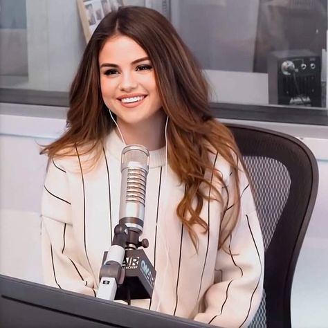 #SelenaGomez #Daily Selena Gomez Smiling, Selena Gomez Interview, Look At Her Now, Selena Gomez Cute, Selena Gomez Photos, Selena G, Marie Gomez, Fav Celebs, Selena Gomez