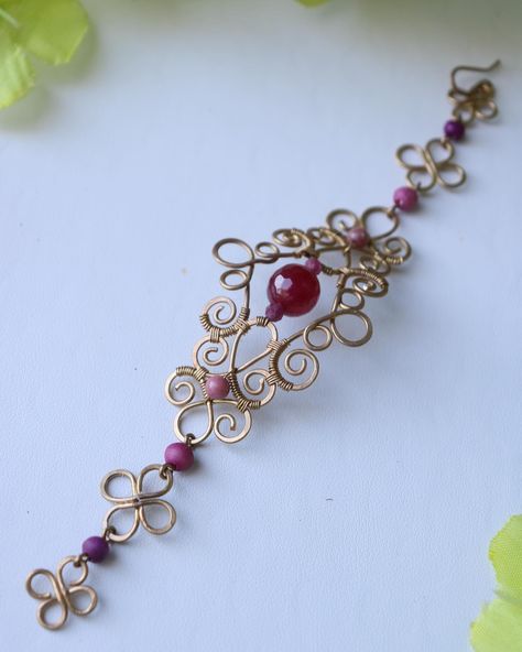 This bracelet is fully handmade, made with brass wire and ruby and rhodochrosite crystals. I really enjoy making woven designs like this, whether it’s earrings or bracelets! She’s available and listed on my website!😊 • • • • • #wirewrapbracelet #handmadewirejewelry #wirebracelet #crystaljewelry #wirewrappedjewelry #wirewrapping #brasswirejewelry #handmadebracelets #brassjewelry #crystalwirewrapping #brassbracelet #crystalbracelets #rubyjewelry #brasswire #crystalbracelet Wire Wrapped Bead Bracelet, Wire Weave Patterns, Wire Bracelet Tutorial, Wire Cuff Bracelet, Wire Jewelry Patterns, Wire Wrap Bracelet, Wire Wrap Jewelry Designs, Crystal Bead Jewelry, Wire Wrapped Jewelry Diy