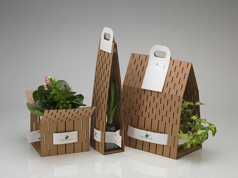 The goal was to design a carrier for potted plants that is suitable for an endless variety of sizes and shapes. This carriers consist of three materials: perforated cardboard, paper stripes and paper handles. With this equipment it is possible to arrange … Useful Packaging, Nature Packaging, Eco Packaging Design, Eco Friendly Packaging Design, Natural Packaging, Vegetable Packaging, Fruit Packaging, Small Business Packaging Ideas, Plant Box