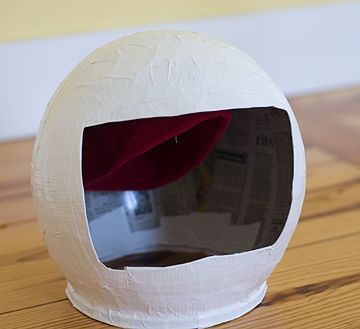 Astronaut helmet - Papier mache over a balloon, cut out face, embroidery hoop on bottom, white duct tape. (Author included a beanie inside to keep the helmet steady.) Astronaut Costume Diy, Diy Astronaut Costume, Diy Astronaut, Baby Astronaut, Space Costumes, Astronaut Costume, Astronaut Helmet, Face Embroidery, Baby Kostüm