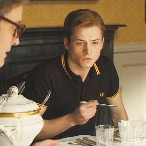 Eggsy 'Galahad Junior' ~•👓•~ Scene is from 'Kingsman: The Secret Service'. ~•👓•~ Eggsy my best friend... my brother. • # • # • # •… Eggsy Kingsman, Taron Edgerton, Eggsy Unwin, Taron Egerton Kingsman, Froy Gutierrez, Kings Man, Taron Egerton, Colin Firth, Elton John