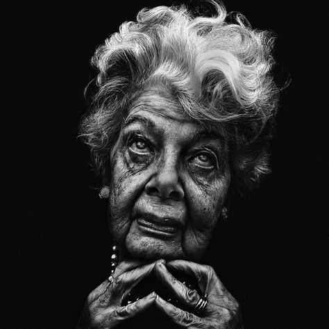 by LJ., via Flickr ..... luv the contrast in this work (arbus meets weegee...wonderful!) Old Faces, Homeless People, Old Woman, Street Photographers, Black And White Portraits, Lee Jeffries, People Of The World, Black White Photos, Interesting Faces