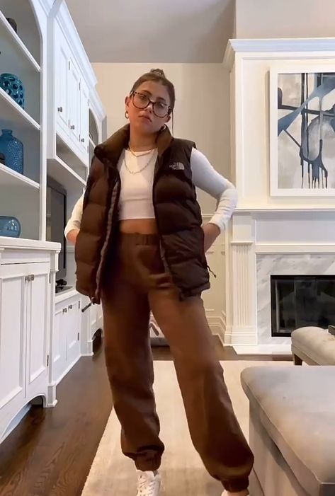 Sweatpants Dressy Outfit, Sweats Work Outfit, Brown Sweatpants Outfits For School, Brown Cargo Sweatpants Outfit, Brown Nike Sweatpants Outfit, Sweatpants Outfits For Women, What To Wear With Brown Sweatpants, Light Brown Sweatpants Outfit, How To Style Brown Sweatpants