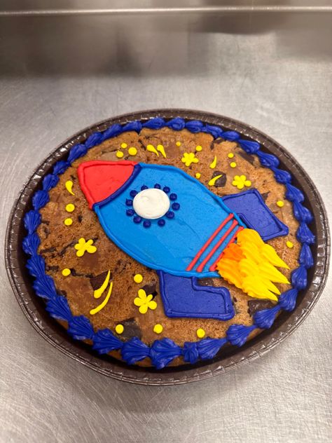 Cookie Cakes Decorated Birthday, Space Cookie Cake, Cookie Cake Ideas Birthday, Cookie Cake Aesthetic, Message Cookies Ideas, Birthday Cookie Cakes, Birthday Cookie Cake Designs, Cookie Cake Decorating Ideas Birthdays, Simple Cookie Cake Designs