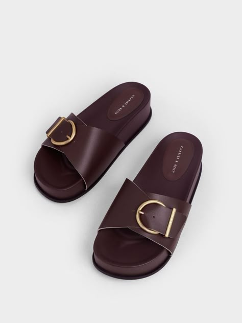 Old Money Sandals, Flat Brown Sandals, Summer Shoes 2023, 2023 Sandals, Fall Sandals, Sandals 2023, Shade Of Brown, Paperbag Shorts, Comfortable Footwear