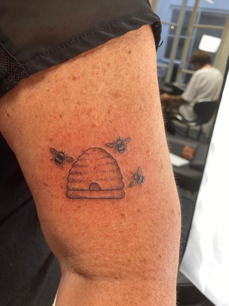 Honey Bee Hive Tattoo, Beehive Tattoo Ideas, Bee Hive Tattoo, Beehive Tattoo, Hive Tattoo, Tattoo Bee, State Tattoos, Bible Tattoos, Honey Bee Hives