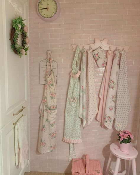 Pink Cottagecore Decor, Rooms Decoration, Shabby Chic Aesthetic, Pink Cottage, Shabby Chic Pink, Pretty Room, Dreamy Room, Cute House, Grandmas House