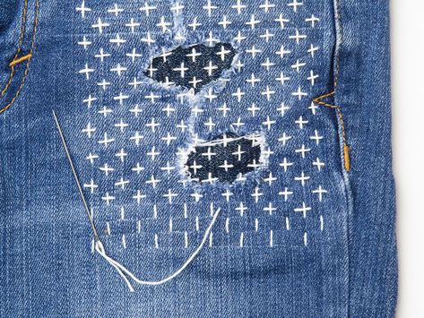 Instead of hiding rips and tears, the visible mending movement turns them into art Visible Mending Jeans, Sashiko Mending, Återvinna Jeans, Denim Repair, Mending Clothes, Make Do And Mend, Batik Quilts, Sashiko Embroidery, Visible Mending