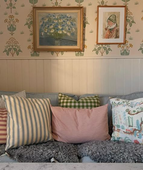 Agnes on Instagram Vintage Cozy Bedroom, Warm Cozy Bedroom, Bedroom Floral, Living Room Decorating Ideas, Living Room Decorating, Room Decorating, House Room, Dream Rooms, Dream Bedroom