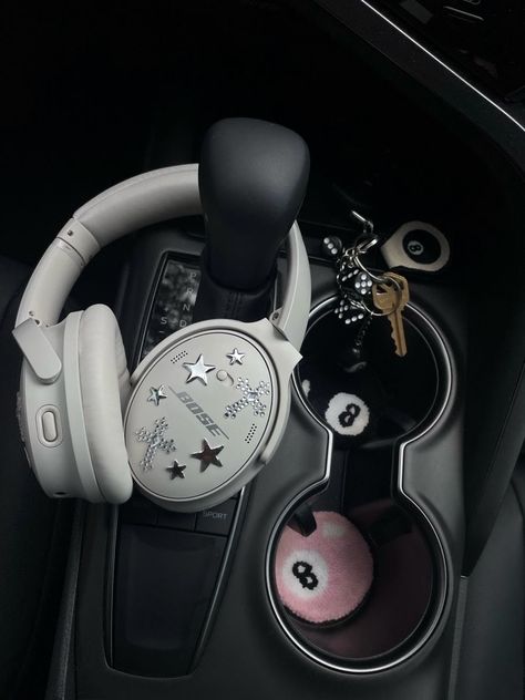 Girly Car Accessories, Bose Quietcomfort, Car Deco, Cool Car Accessories, Girly Car, Car Essentials, Cute Car Accessories, Mia 3, Pretty Cars