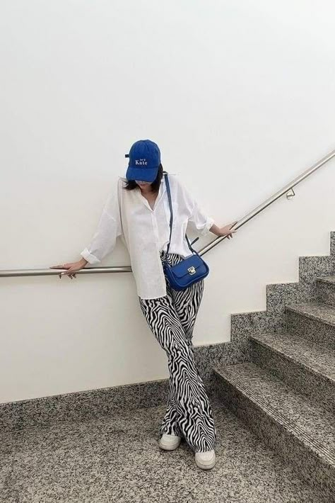 Zebra Pants Outfit Summer, Patterned Palazzo Pants Outfit, How To Style Zebra Print Pants, How To Style Zebra Pants, Black And White Printed Pants Outfits, Zebra Pant Outfit, Zebra Pattern Outfit, Black White Pants Outfit, How To Style Printed Pants