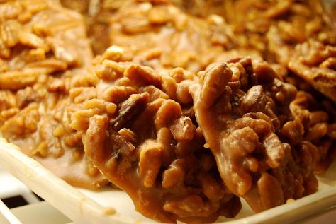 These Texas Style Pecan Pralines Will Melt in Your Mouth Pecan Pralines Recipe, Peanut Patties, Pralines Recipe, Pecan Recipe, Praline Recipe, Frosty Recipe, Sugar Free Treats, Pecan Pralines, Pecan Recipes