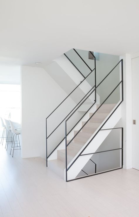 Minimal Balcony, Minimal Staircase, Minimal Stairs, Stairs Handle, Indoor Railing, Steel Railing Design, Stair Banister, Metal Stairs, Concrete Stairs