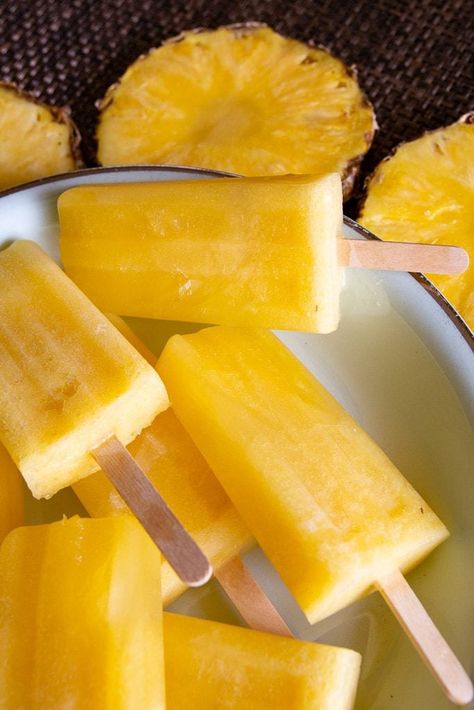 This refreshing and delicious pineapple paleta is insanely easy! Perfect for a hot summer day, or a boozy adult treat. Benefits Of Eating Pineapple, Paletas Recipes, Popcicles Recipes, Pineapple Popsicles, Healthy Popsicles, Ripe Pineapple, Fruit Popsicles, Pineapple Recipes, Homemade Popsicles