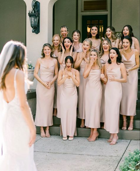 Bridesmaid First Look Photos, July Wedding Bridesmaid Dresses, First Look Wedding Photos Bridesmaid, Bride Maids Photoshoot, Bridesmaid First Look At Bride, Bridesmaids Group Photos, Bridesmaid Photoshoot Ideas Group Shots, Bride With Bridesmaids Pictures, Bride And Bridesmaid Photo Ideas