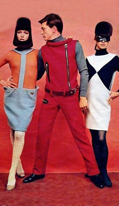 Amazing Space Age Fashion Designs by Pierre Cardin From the 1960s ~ Vintage Everyday 1960s Space Age, Space Age Fashion, Futurism Fashion, Fashion 60s, 1960 Fashion, Space Fashion, Fashion 1960s, Look Retro, Sixties Fashion