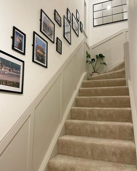 Closed Stairwell Decor, Narrow Stairwell Decor, Enclosed Staircase Decor, Closed Stairway Decorating, Narrow Enclosed Staircase Ideas, Enclosed Stairwell Decor, Enclosed Stairwell, Stair Case Wall Design, Narrow Staircase Ideas