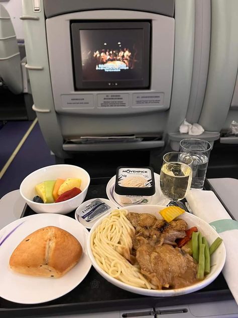 Airline Meal, Airplane Food, Airline Food, Itunes Card, Business Class, Very Funny Pictures, Creative Food, Airlines, Funny Pictures